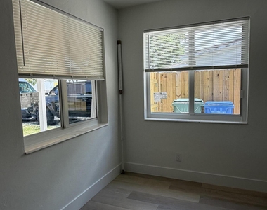 411b Ne 57th Court - Photo Thumbnail 15