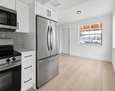 411b Ne 57th Court - Photo Thumbnail 1