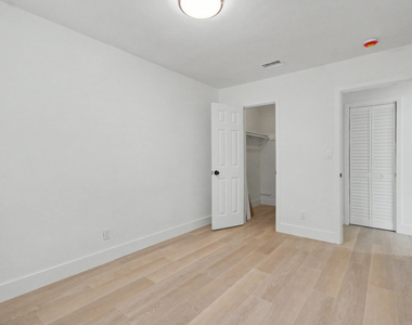 411b Ne 57th Court - Photo Thumbnail 5