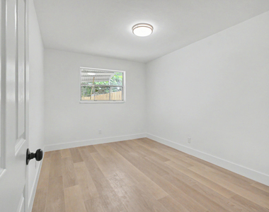 411b Ne 57th Court - Photo Thumbnail 9