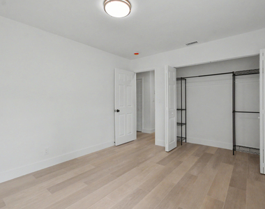 411b Ne 57th Court - Photo Thumbnail 8