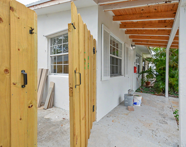 411b Ne 57th Court - Photo Thumbnail 10
