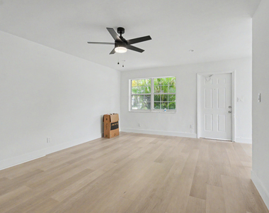 411b Ne 57th Court - Photo Thumbnail 3