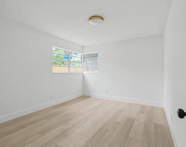 411b Ne 57th Court - Photo Thumbnail 7
