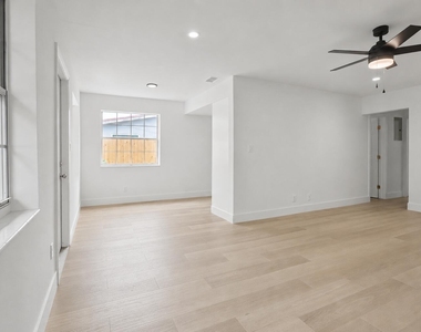 411b Ne 57th Court - Photo Thumbnail 2