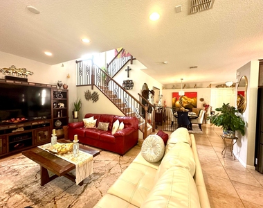 9205 Dupont Place - Photo Thumbnail 12