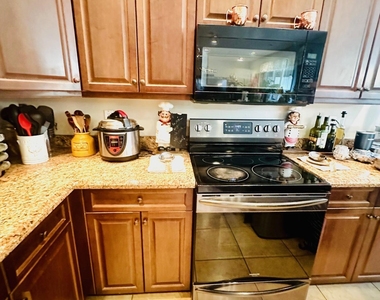 9205 Dupont Place - Photo Thumbnail 16