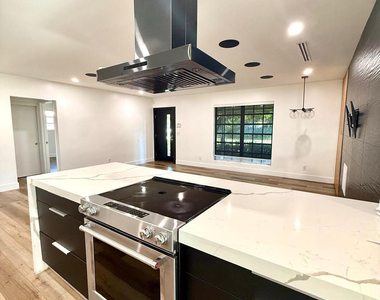 4411 Thomas Street - Photo Thumbnail 5