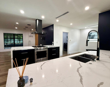 4411 Thomas Street - Photo Thumbnail 9