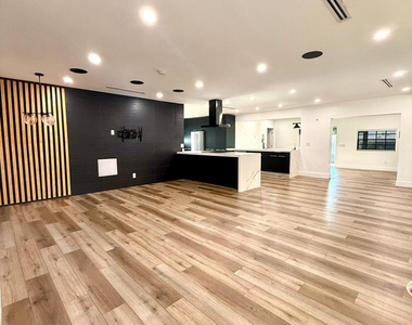 4411 Thomas Street - Photo Thumbnail 4