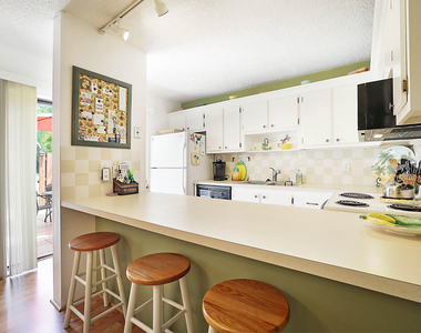 825 Center Street - Photo Thumbnail 8