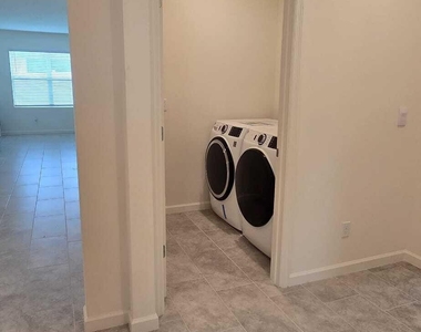 528 Seafoam Circle - Photo Thumbnail 17