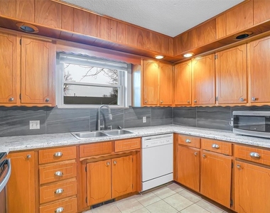 615 N Oak Street - Photo Thumbnail 5