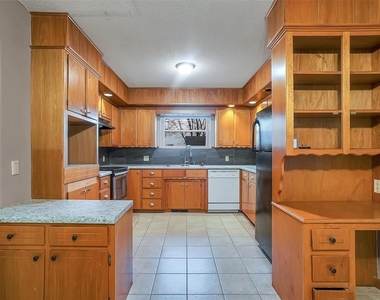 615 N Oak Street - Photo Thumbnail 2