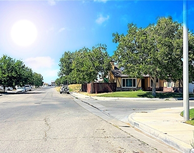 45446 17th East Street - Photo Thumbnail 4