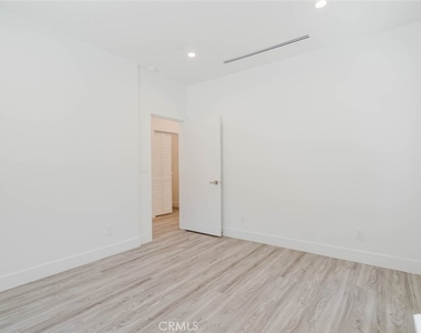 17846 Rinaldi Street - Photo Thumbnail 6