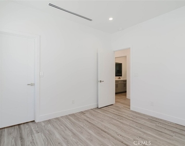 17846 Rinaldi Street - Photo Thumbnail 15