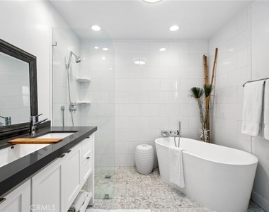 2049 E Ocean Boulevard - Photo Thumbnail 9