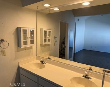 25671 Lawton Avenue - Photo Thumbnail 10