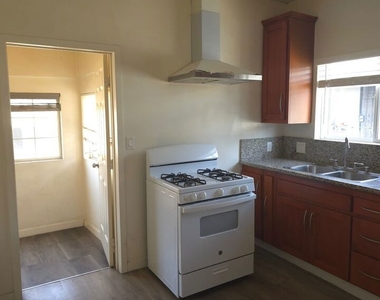 1629 1/2 N Harvard Boulevard - Photo Thumbnail 2
