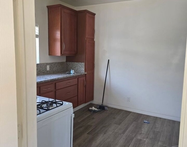1629 1/2 N Harvard Boulevard - Photo Thumbnail 3