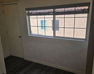 1629 1/2 N Harvard Boulevard - Photo Thumbnail 7