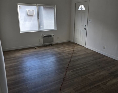 1629 1/2 N Harvard Boulevard - Photo Thumbnail 5
