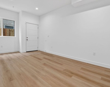 11446 Oxnard Street - Photo Thumbnail 17