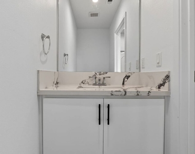 11446 Oxnard Street - Photo Thumbnail 20