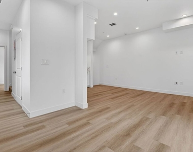 11446 Oxnard Street - Photo Thumbnail 15