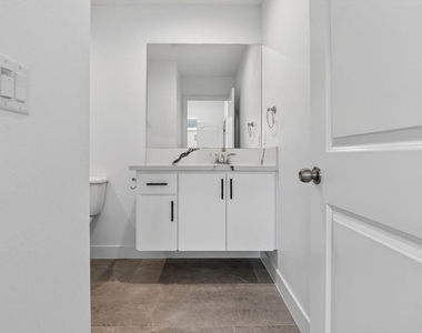 11446 Oxnard Street - Photo Thumbnail 27