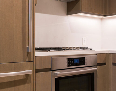 889 Francisco Street - Photo Thumbnail 4