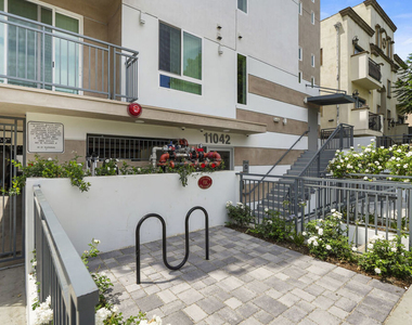 11042 La Maida Street - Photo Thumbnail 18