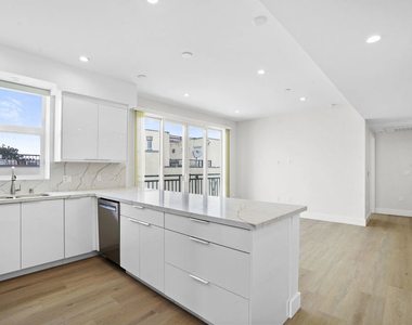 11042 La Maida Street - Photo Thumbnail 4
