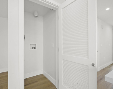 11042 La Maida Street - Photo Thumbnail 17
