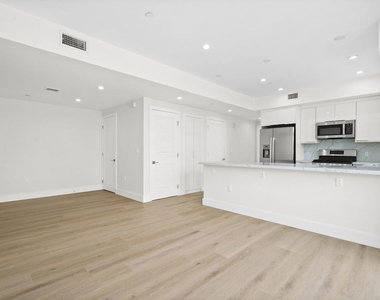 11042 La Maida Street - Photo Thumbnail 3