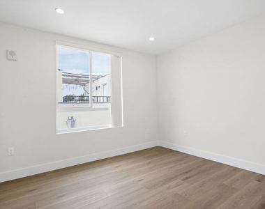 11042 La Maida Street - Photo Thumbnail 15