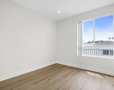 11042 La Maida Street - Photo Thumbnail 11