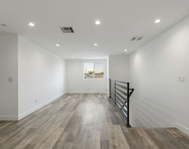 5645 1/2 Willowcrest Avenue - Photo Thumbnail 3