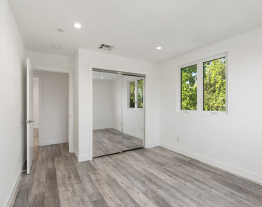 5645 1/2 Willowcrest Avenue - Photo Thumbnail 17