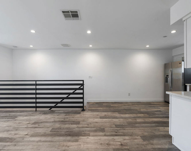 5645 1/2 Willowcrest Avenue - Photo Thumbnail 9
