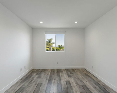 5645 1/2 Willowcrest Avenue - Photo Thumbnail 16