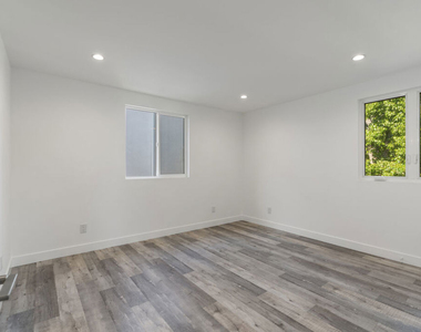 5645 1/2 Willowcrest Avenue - Photo Thumbnail 11