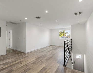 5645 1/2 Willowcrest Avenue - Photo Thumbnail 4