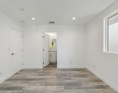 5645 1/2 Willowcrest Avenue - Photo Thumbnail 18