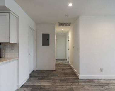 5645 1/2 Willowcrest Avenue - Photo Thumbnail 8