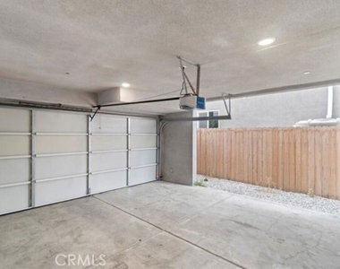 5645 1/2 Willowcrest Avenue - Photo Thumbnail 21