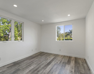 5645 1/2 Willowcrest Avenue - Photo Thumbnail 10