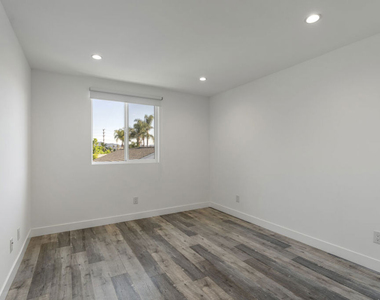 5645 1/2 Willowcrest Avenue - Photo Thumbnail 15