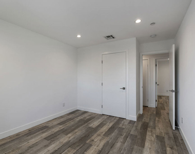 5645 1/2 Willowcrest Avenue - Photo Thumbnail 14